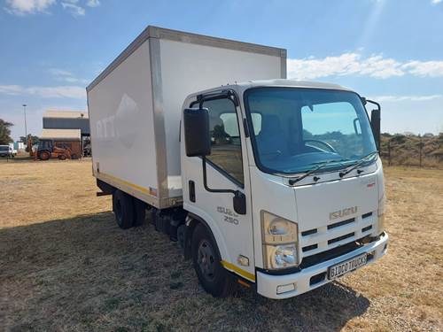 Isuzu NMR 250 - Auto / Manual Transmission